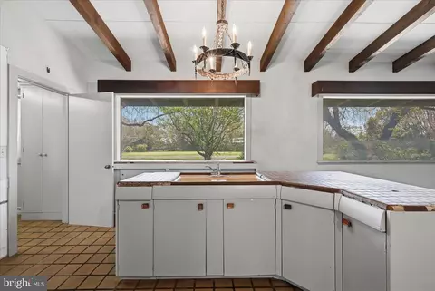 Kitchen - 2517 Five Points Rd, Marshall, VA 20115 photo 8 of 9