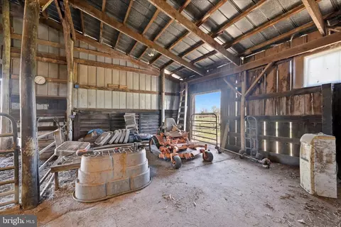 Entry Way - 2517 Five Points Rd, Marshall, VA 20115 photo 11 of 14