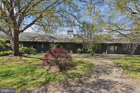 Exterior - 2517 Five Points Rd, Marshall, VA 20115 photo 4 of 22