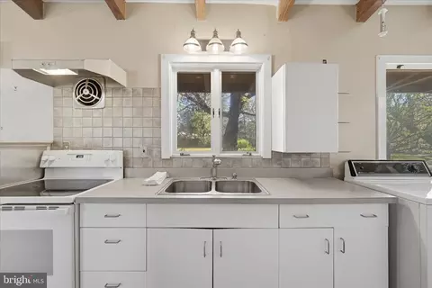 Kitchen - 2517 Five Points Rd, Marshall, VA 20115 photo 1 of 9
