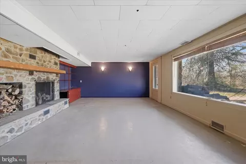 Living - 2517 Five Points Rd, Marshall, VA 20115 photo 18 of 24