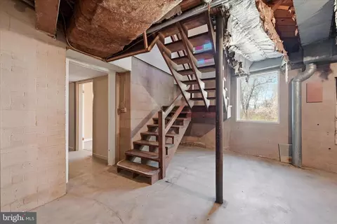 Entry Way - 2517 Five Points Rd, Marshall, VA 20115 photo 7 of 14