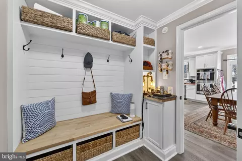 Entry Way - 6165 Mint Springs Dr, Warrenton, VA 20187 photo 5 of 12