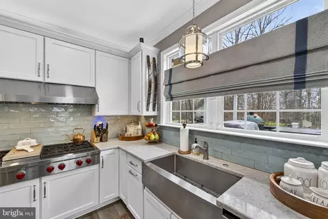 Kitchen - 6165 Mint Springs Dr, Warrenton, VA 20187 photo 6 of 7