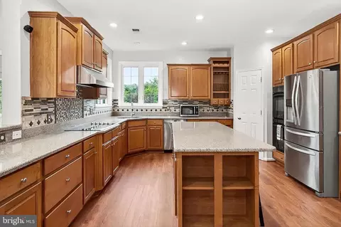 Kitchen - 5548 Eiseley Ct, Warrenton, VA 20187 photo 2 of 6