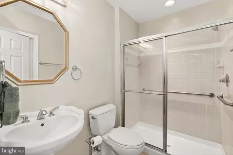 Bath - 5548 Eiseley Ct, Warrenton, VA 20187 photo 1 of 6