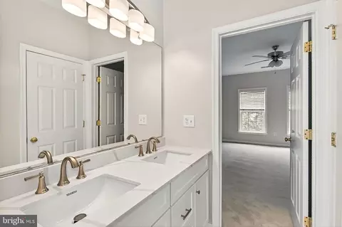 Bath - 5548 Eiseley Ct, Warrenton, VA 20187 photo 5 of 6