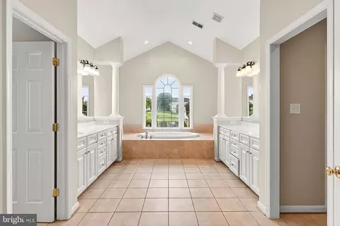 Entry Way - 5548 Eiseley Ct, Warrenton, VA 20187 photo 3 of 6
