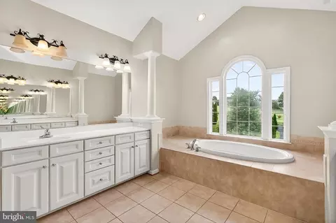 Bath - 5548 Eiseley Ct, Warrenton, VA 20187 photo 2 of 6