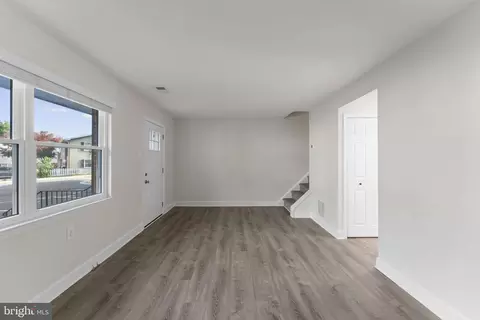 Living - 8609 Harrison Ct, Marshall, VA 20115 photo 2 of 2