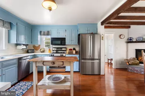 Kitchen - 6370 6378 John Barton Payne Rd, Marshall, VA 20115 photo 2 of 7