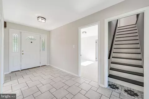 Entry Way - 6891 Wilson Rd, Marshall, VA 20115 photo 2 of 8