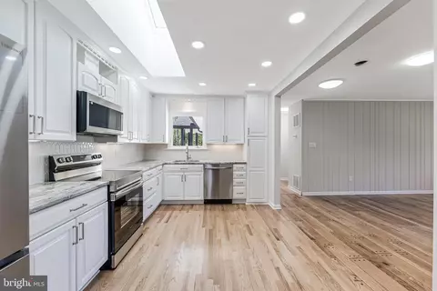 Kitchen - 6891 Wilson Rd, Marshall, VA 20115 photo 3 of 4