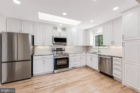 Kitchen - 6891 Wilson Rd, Marshall, VA 20115 photo 2 of 4