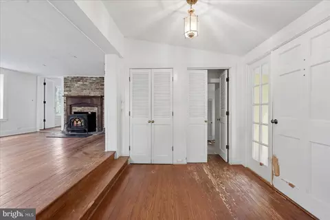 Entry Way - 2674 Five Points Rd, Marshall, VA 20115 photo 3 of 13
