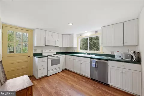 Kitchen - 2674 Five Points Rd, Marshall, VA 20115 photo 1 of 2