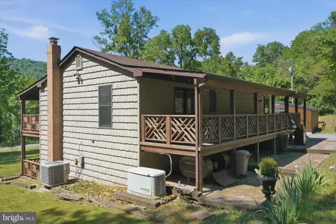 Exterior - 13010 Belle Meade Ln, Markham, VA 22643 photo 6 of 14