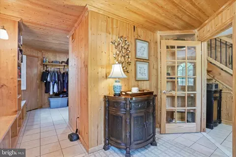 Entry Way - 13010 Belle Meade Ln, Markham, VA 22643 photo 10 of 12
