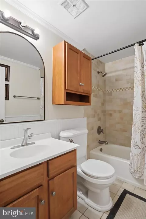 Bath - 13010 Belle Meade Ln, Markham, VA 22643 photo 2 of 5