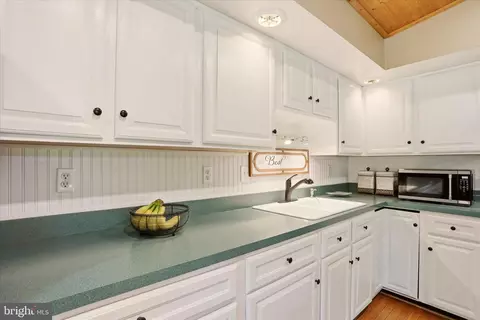 Kitchen - 13010 Belle Meade Ln, Markham, VA 22643 photo 4 of 5