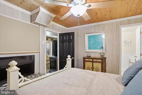 Bedroom - 13010 Belle Meade Ln, Markham, VA 22643 photo 5 of 5