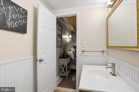 Bath - 13010 Belle Meade Ln, Markham, VA 22643 photo 5 of 5