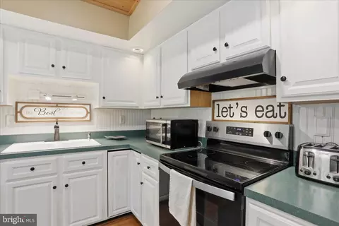 Kitchen - 13010 Belle Meade Ln, Markham, VA 22643 photo 5 of 5