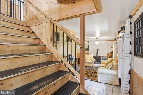 Entry Way - 13010 Belle Meade Ln, Markham, VA 22643 photo 6 of 12