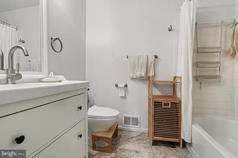Bath - 740 Cherry Tree Ln, Warrenton, VA 20186 photo 2 of 4