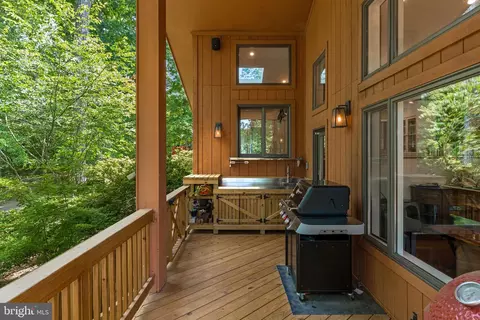 Exterior - 7923 Cub Dr, Marshall, VA 20115 photo 7 of 10