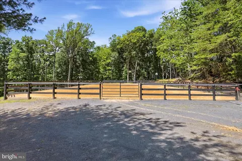 Exterior - 5221 Mountain View Dr, Broad Run, VA 20137 photo 10 of 29