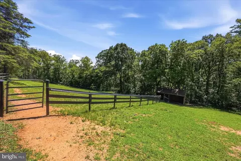 Exterior - 5221 Mountain View Dr, Broad Run, VA 20137 photo 8 of 29