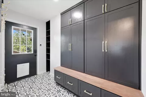 Entry Way - 5221 Mountain View Dr, Broad Run, VA 20137 photo 5 of 12