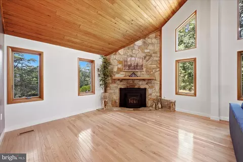 Living - 5221 Mountain View Dr, Broad Run, VA 20137 photo 2 of 4
