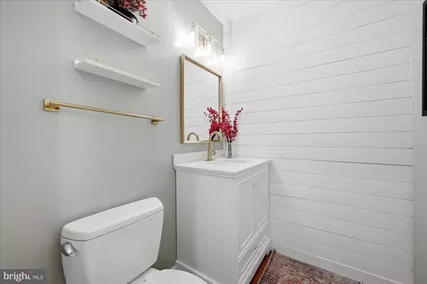 Bath - 5221 Mountain View Dr, Broad Run, VA 20137 photo 1 of 6