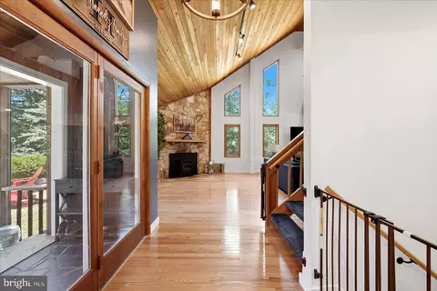 Entry Way - 5221 Mountain View Dr, Broad Run, VA 20137 photo 9 of 12