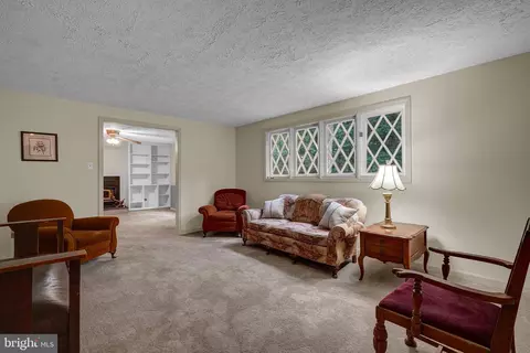 Living - 6067 Pilgrims Rest Rd, Broad Run, VA 20137 photo 2 of 4
