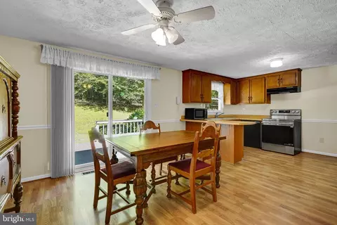 Dining - 6067 Pilgrims Rest Rd, Broad Run, VA 20137 photo 3 of 4