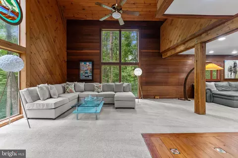 Living - 9914 Crest Ct, Marshall, VA 20115 photo 2 of 3