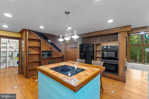 Kitchen - 9914 Crest Ct, Marshall, VA 20115 photo 6 of 7