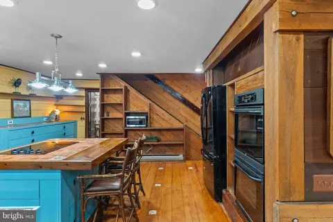 Kitchen - 9914 Crest Ct, Marshall, VA 20115 photo 4 of 7