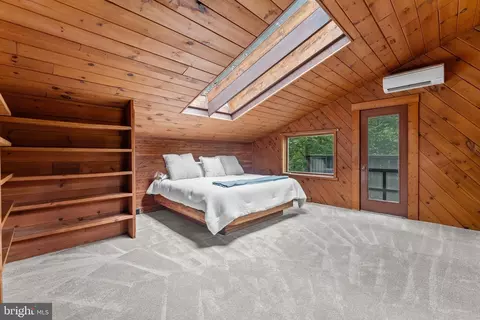 Bedroom - 9914 Crest Ct, Marshall, VA 20115 photo 7 of 9