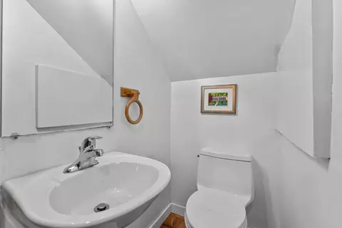 Bath - 9914 Crest Ct, Marshall, VA 20115 photo 1 of 8