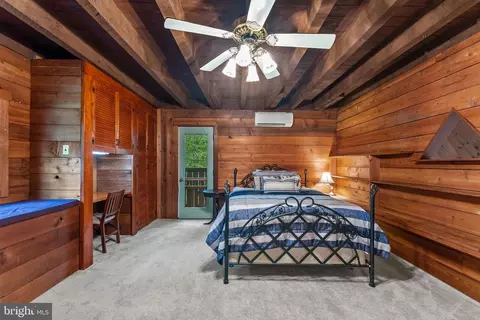 Bedroom - 9914 Crest Ct, Marshall, VA 20115 photo 4 of 9