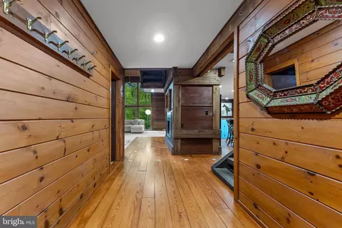 Entry Way - 9914 Crest Ct, Marshall, VA 20115 photo 2 of 18