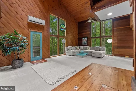 Living - 9914 Crest Ct, Marshall, VA 20115 photo 3 of 3