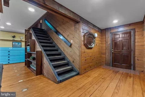 Entry Way - 9914 Crest Ct, Marshall, VA 20115 photo 1 of 18