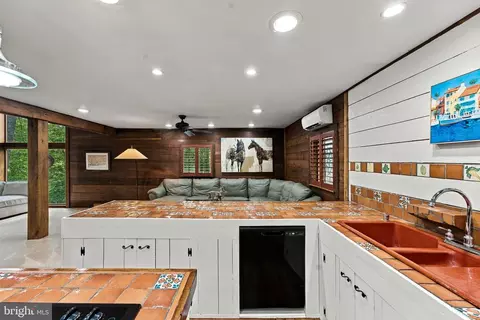 Kitchen - 9914 Crest Ct, Marshall, VA 20115 photo 4 of 11