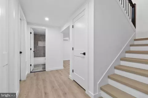 Entry Way - 5719 Beverleys Mill Rd, Broad Run, VA 20137 photo 8 of 10