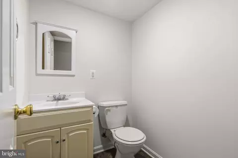 Bath - 9808 Timber Hts, Marshall, VA 20115 photo 8 of 8